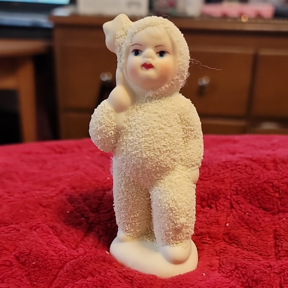 Cream Snowball Kids Figurine With Star